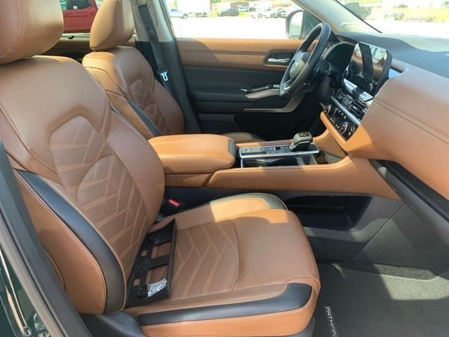 Used 2025 Black Nissan Platinum image 32