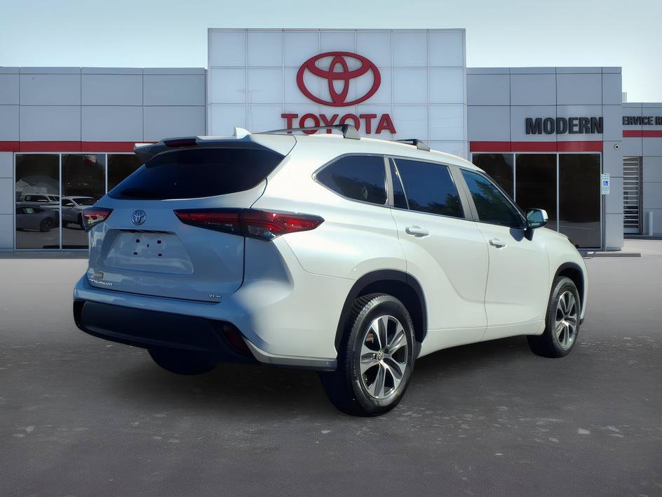 Used 2023 Pearl Toyota XLE image 5
