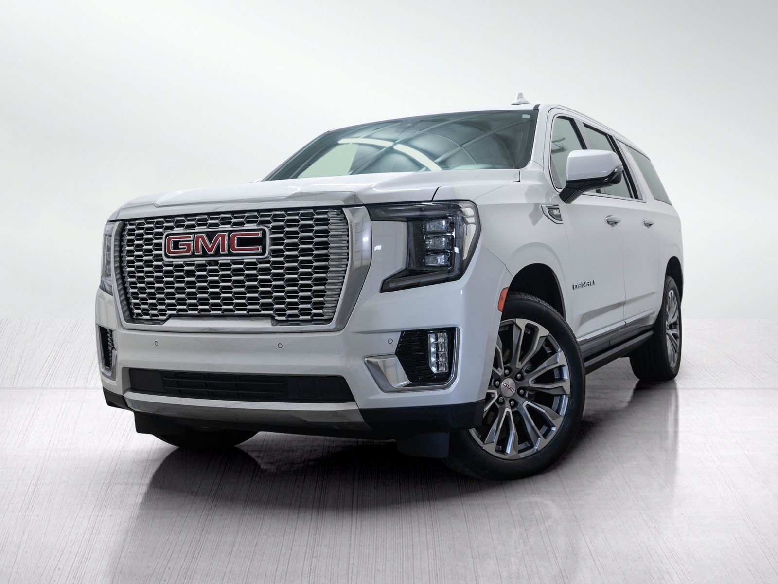 Used 2022 White Frost Tricoat GMC Denali image 1