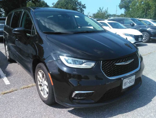 Used 2024 Black Chrysler Touring L image 4