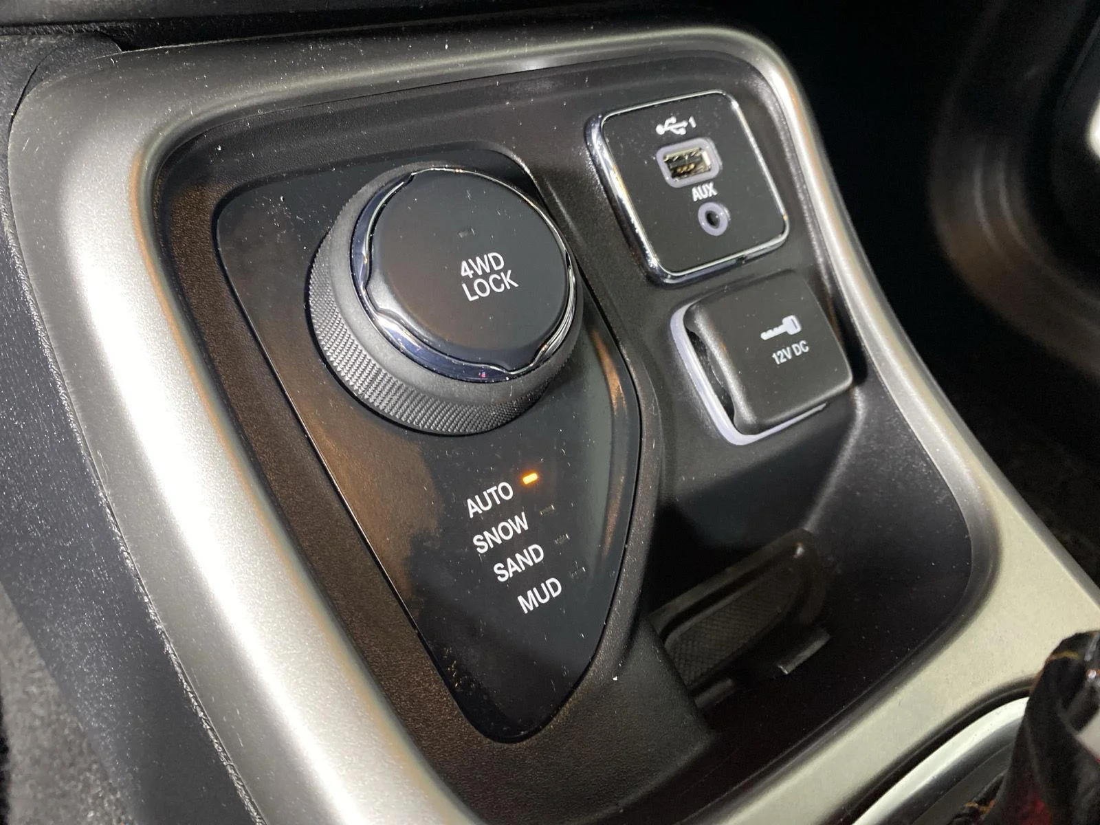 Used 2021 Olive Green Pearlcoat Jeep Latitude image 31