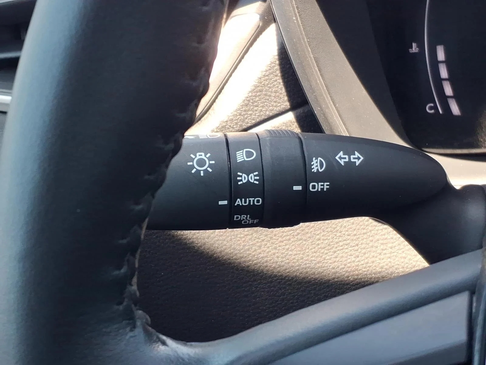 2025 Toyota Corolla Cross XLE - Photo 24