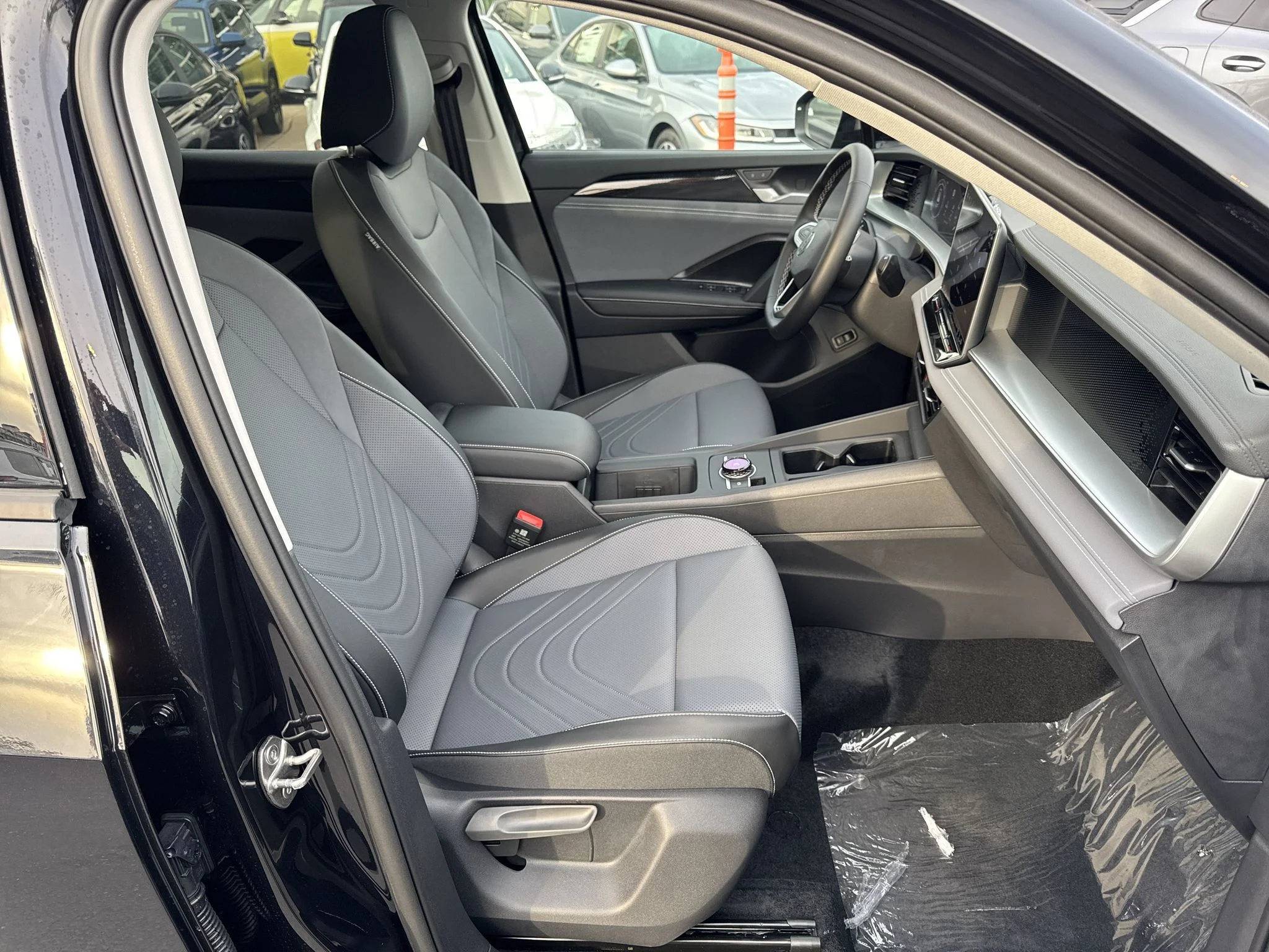 New 2026 Deep Black Pearl Volkswagen SE image 19