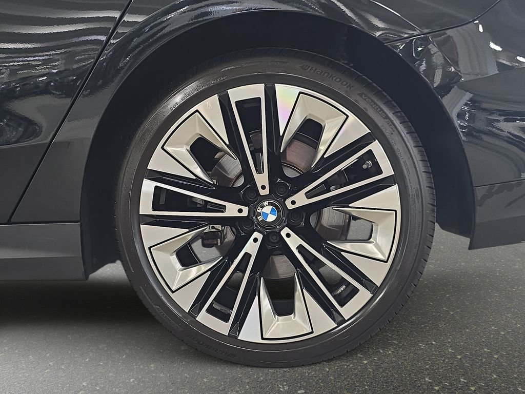Used 2026 Black Sapphire Metallic BMW 530i image 32