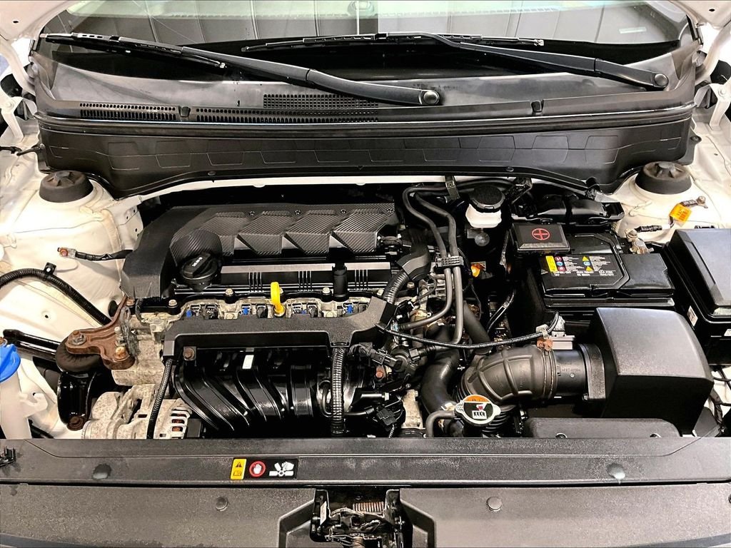 Used 2020 White Hyundai SE image 31