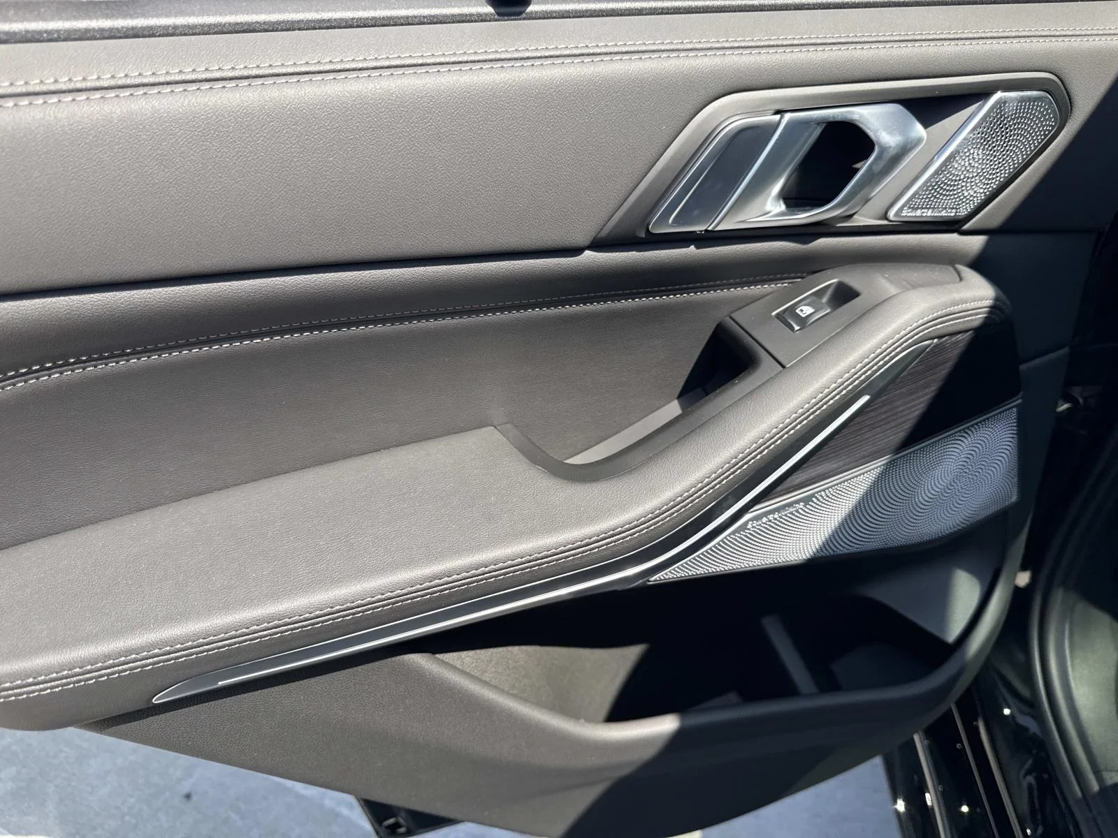New 2026 Black Sapphire Metallic BMW M60i image 9