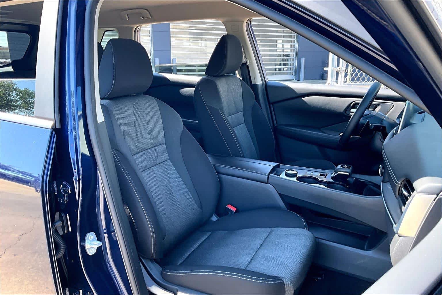 Used 2025 Deep Ocean Blue Pearl Nissan SV image 9