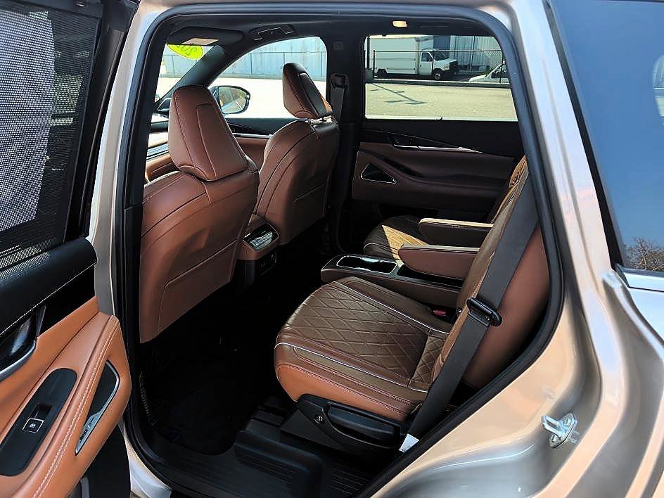 Used 2025 Warm Titanium/Black Obsidian INFINITI AUTOGRAPH image 9