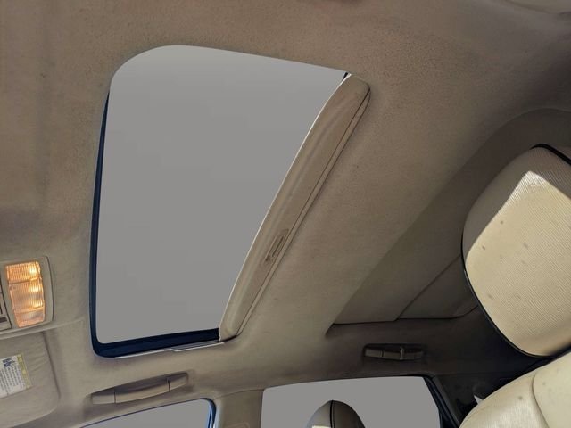 Used 2013 White Toyota LE image 21