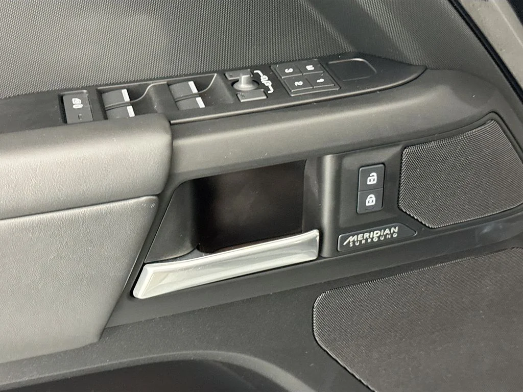 Used 2025 Black Land Rover X-Dynamic SE image 18