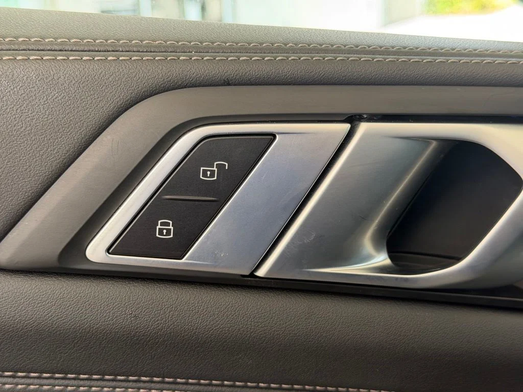 Used 2026 Black BMW M60i image 46