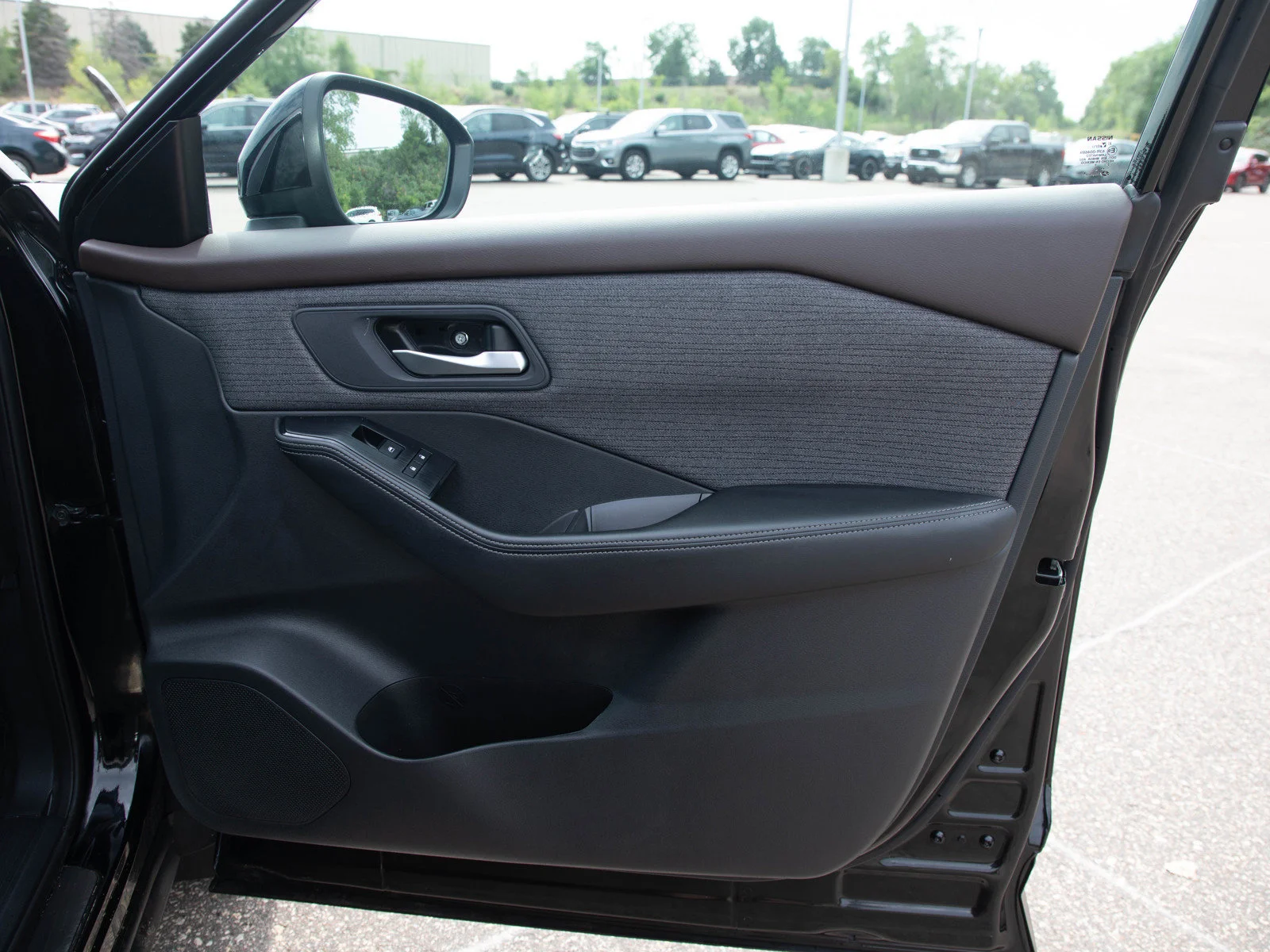 Used 2022 Super Black Nissan SV image 12