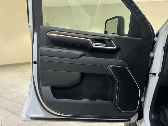 Used 2025 Summit White Chevrolet LT image 21