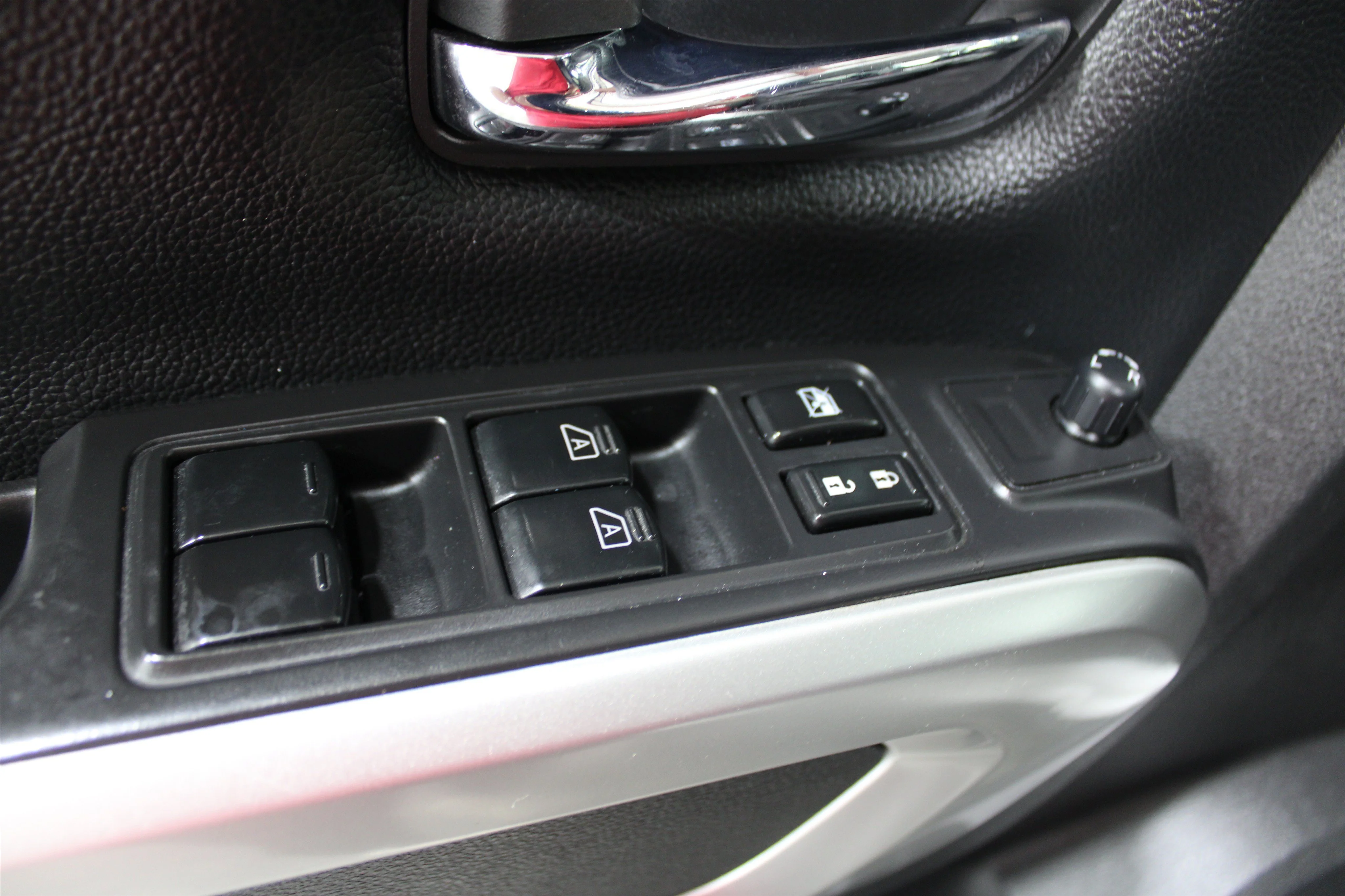 2021 Nissan Titan SV - Photo 7