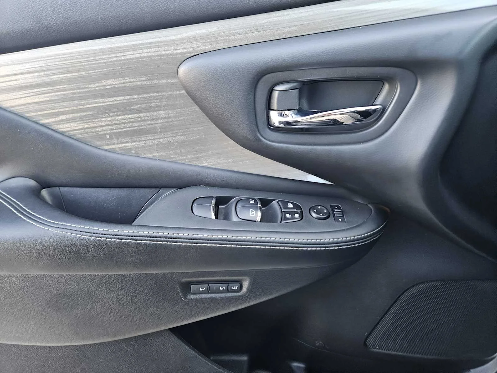 Used 2017 Magnetic Black Metallic Nissan SL image 18