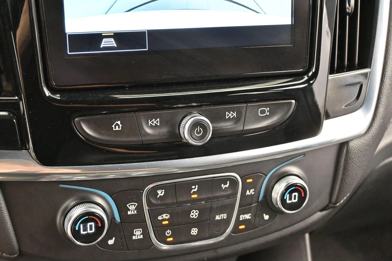 Used 2022 Summit White Chevrolet LT Cloth image 22