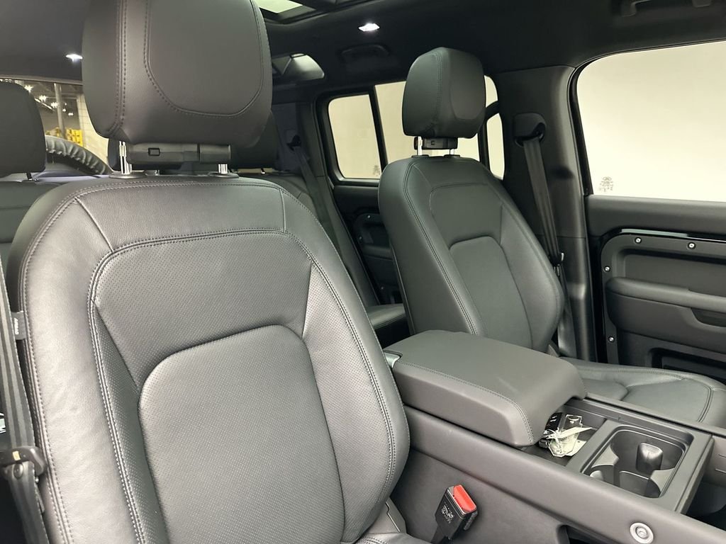 Used 2024 Santorini Black Metallic Land Rover S image 3