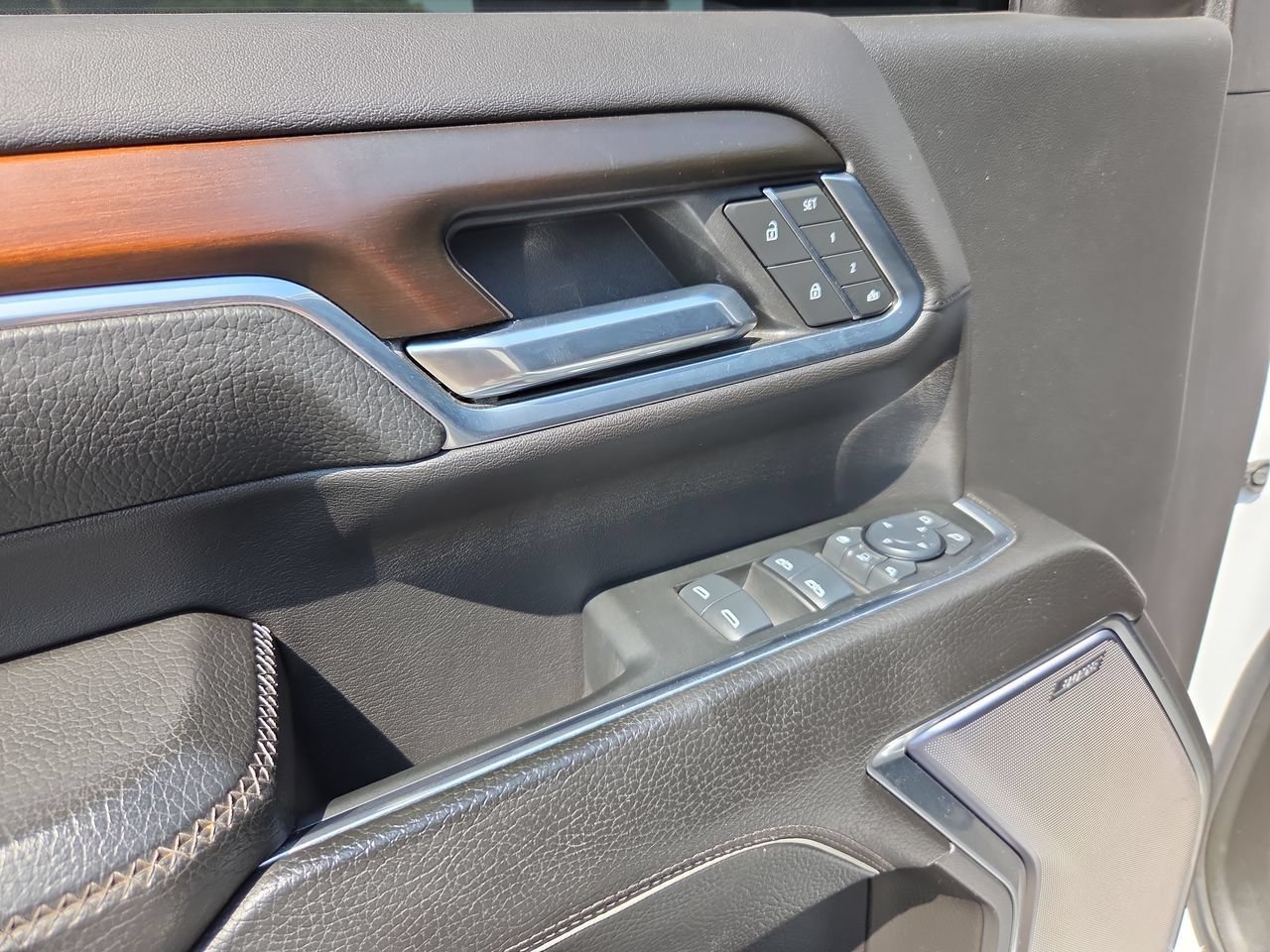 Used 2024 White Frost Tricoat GMC Denali image 24