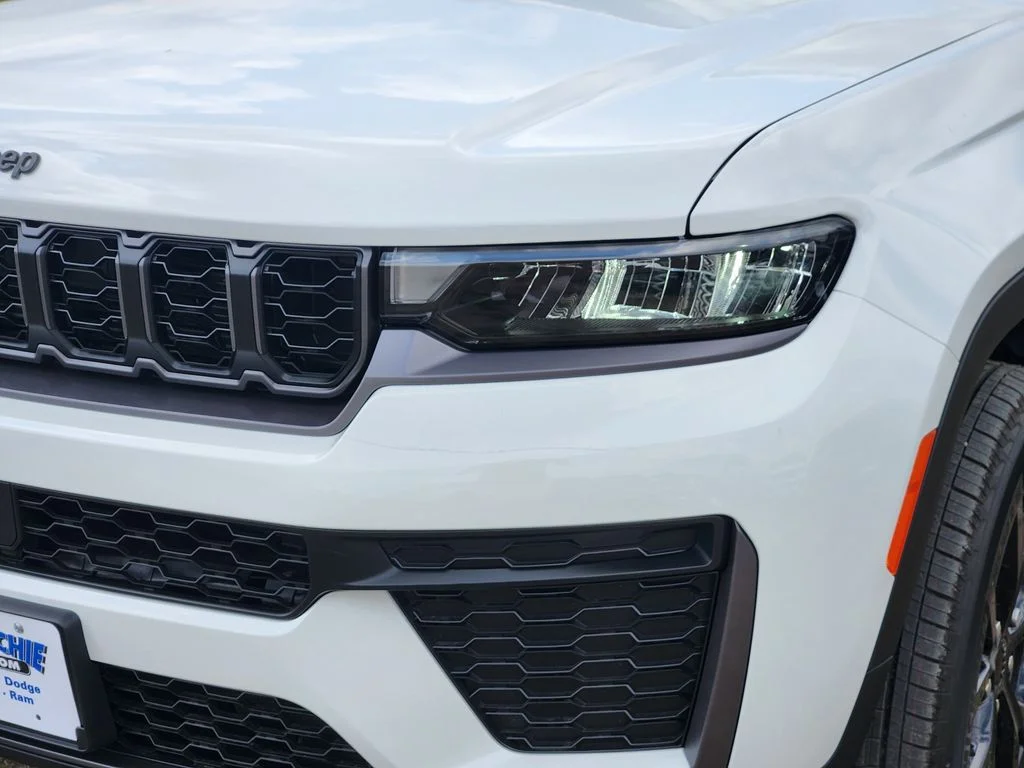 New 2026 Bright White Clear-Coat Exterior Paint Jeep Altitude image 5