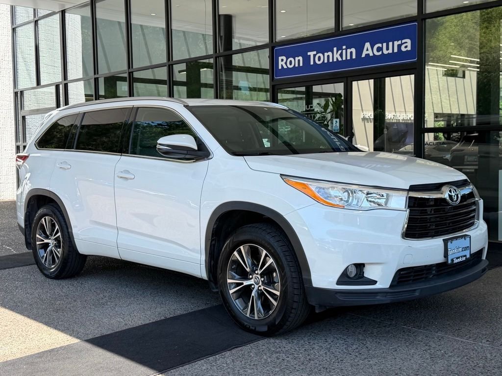 Used 2016 Blizzard Pearl Toyota XLE V6 image 2