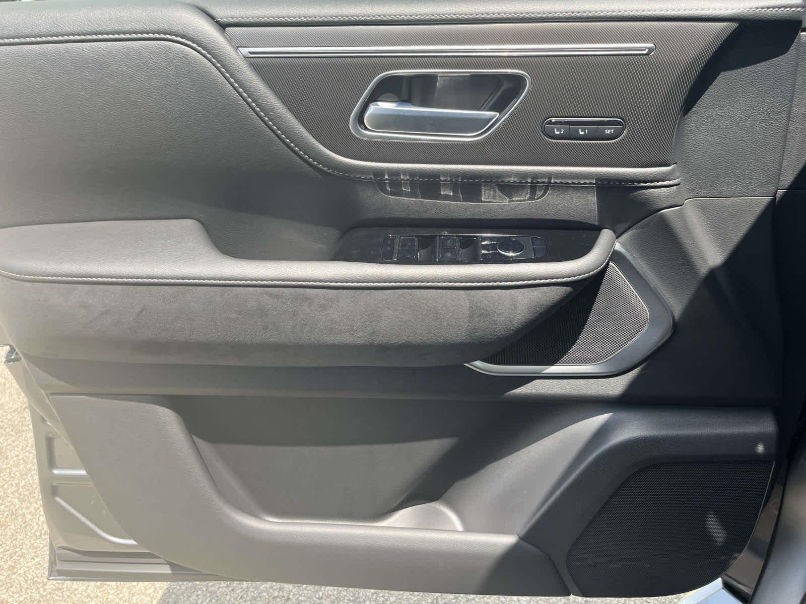 New 2027 Radiant White INFINITI LUXE image 31