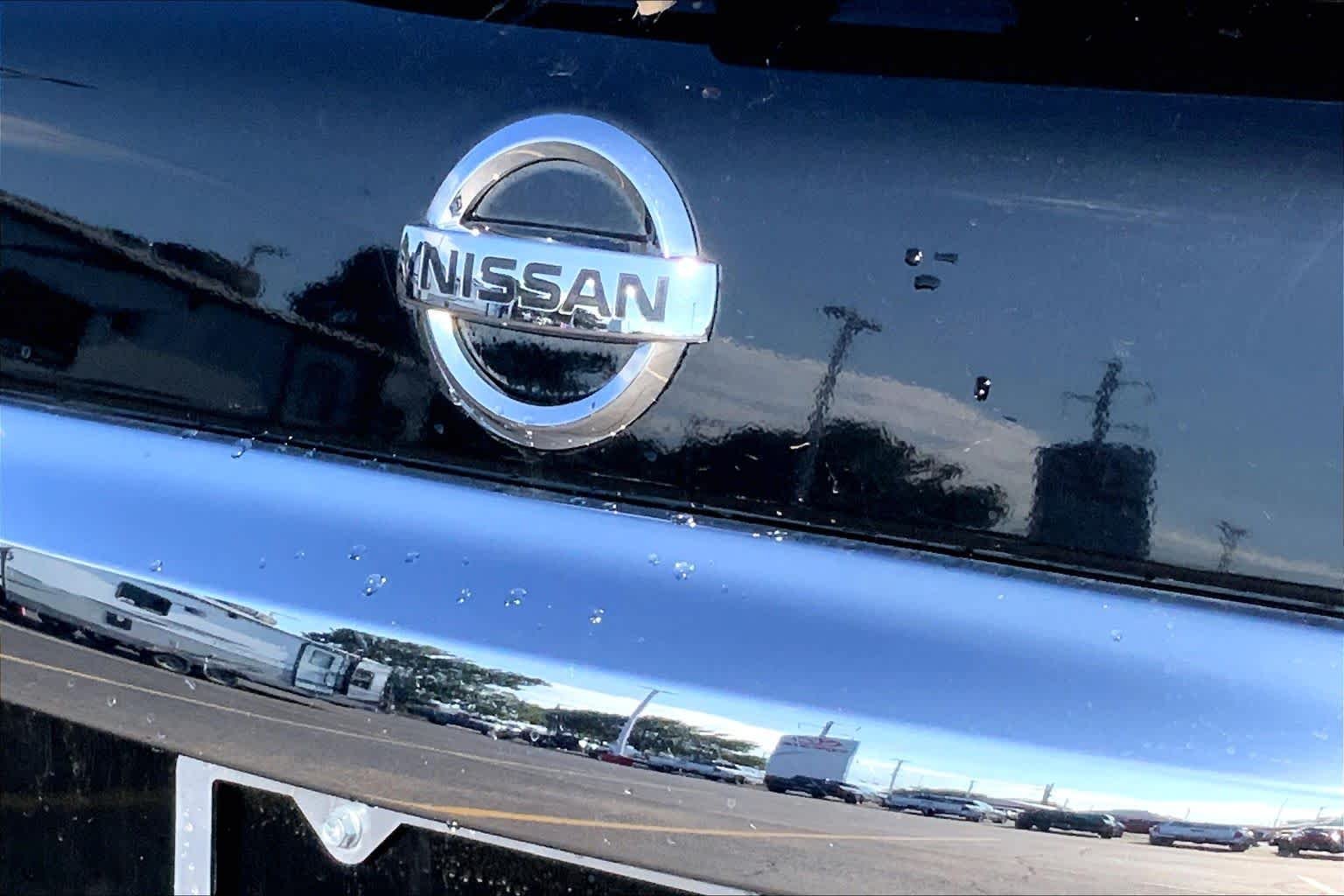 Used 2018 Super Black Nissan SL image 31