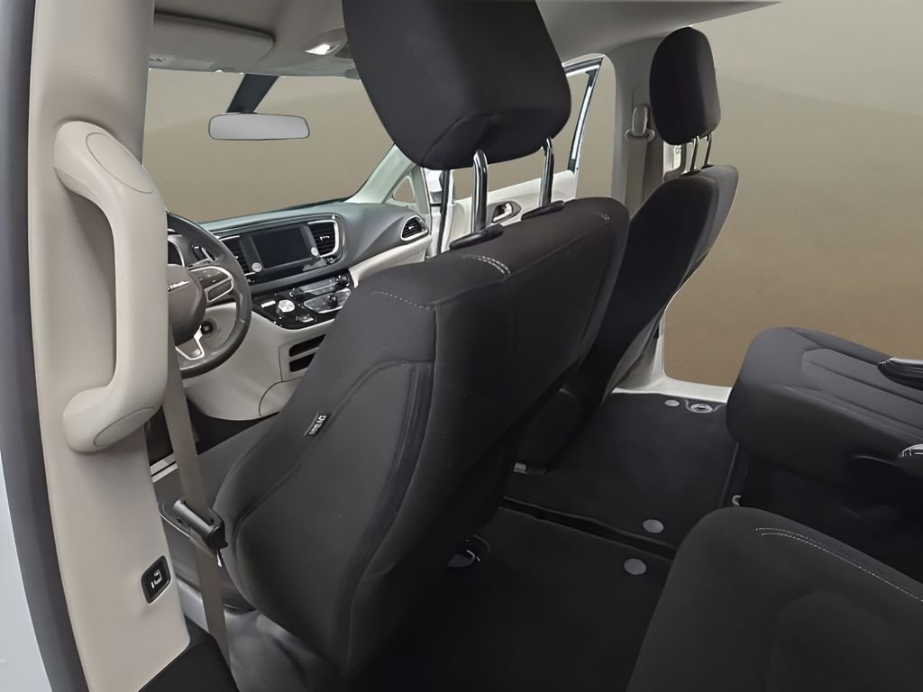 Used 2022 White Chrysler LX image 14