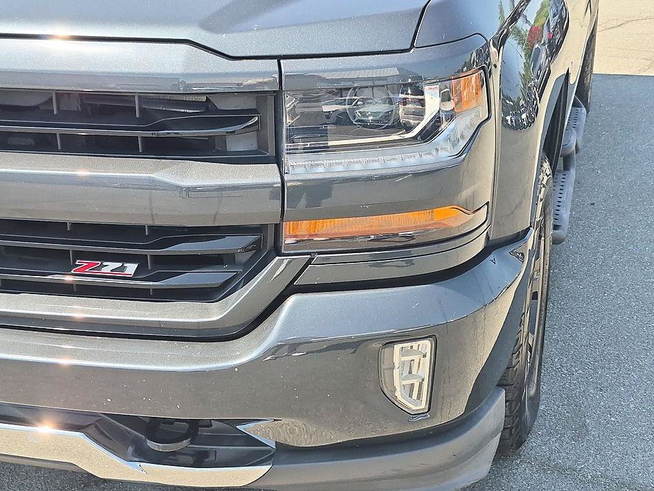 Used 2018 Graphite Metallic Chevrolet LT image 9