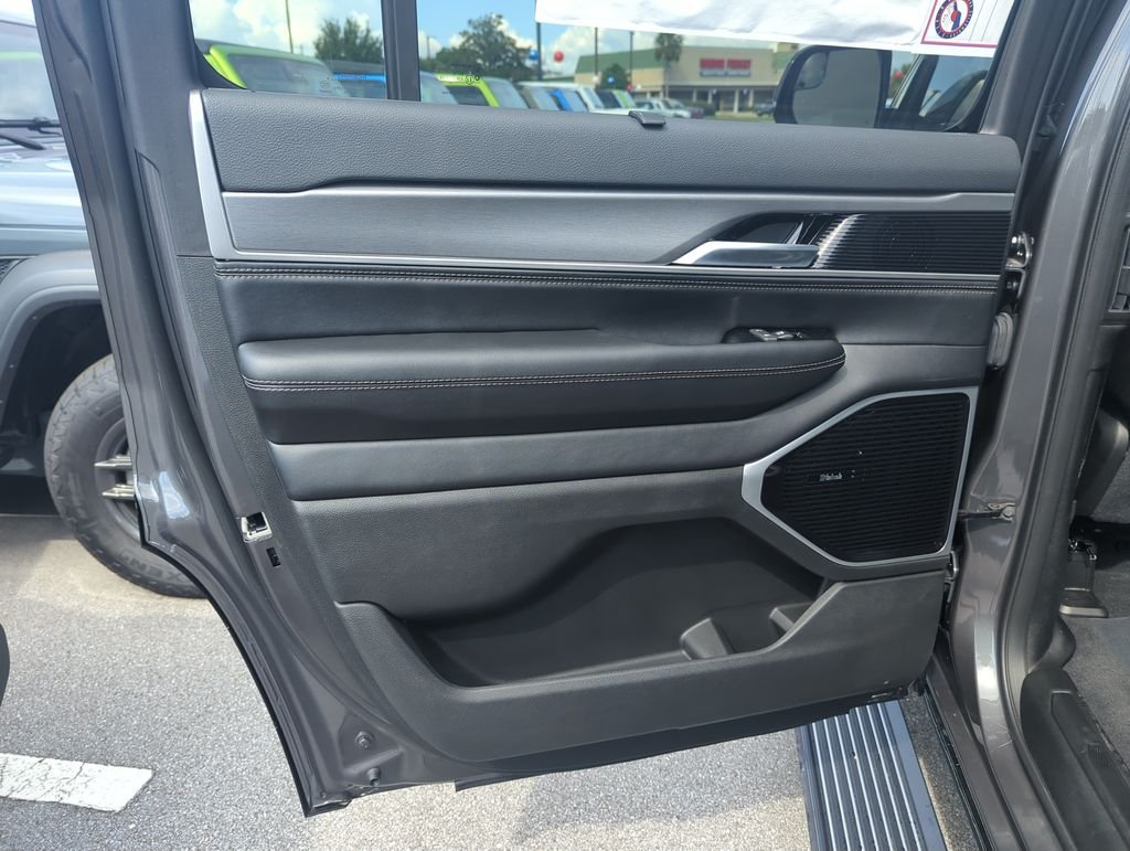 New 2026 Baltic-Gray Metallic Clear-Coat Exterior Paint Jeep Limited Reserve image 29