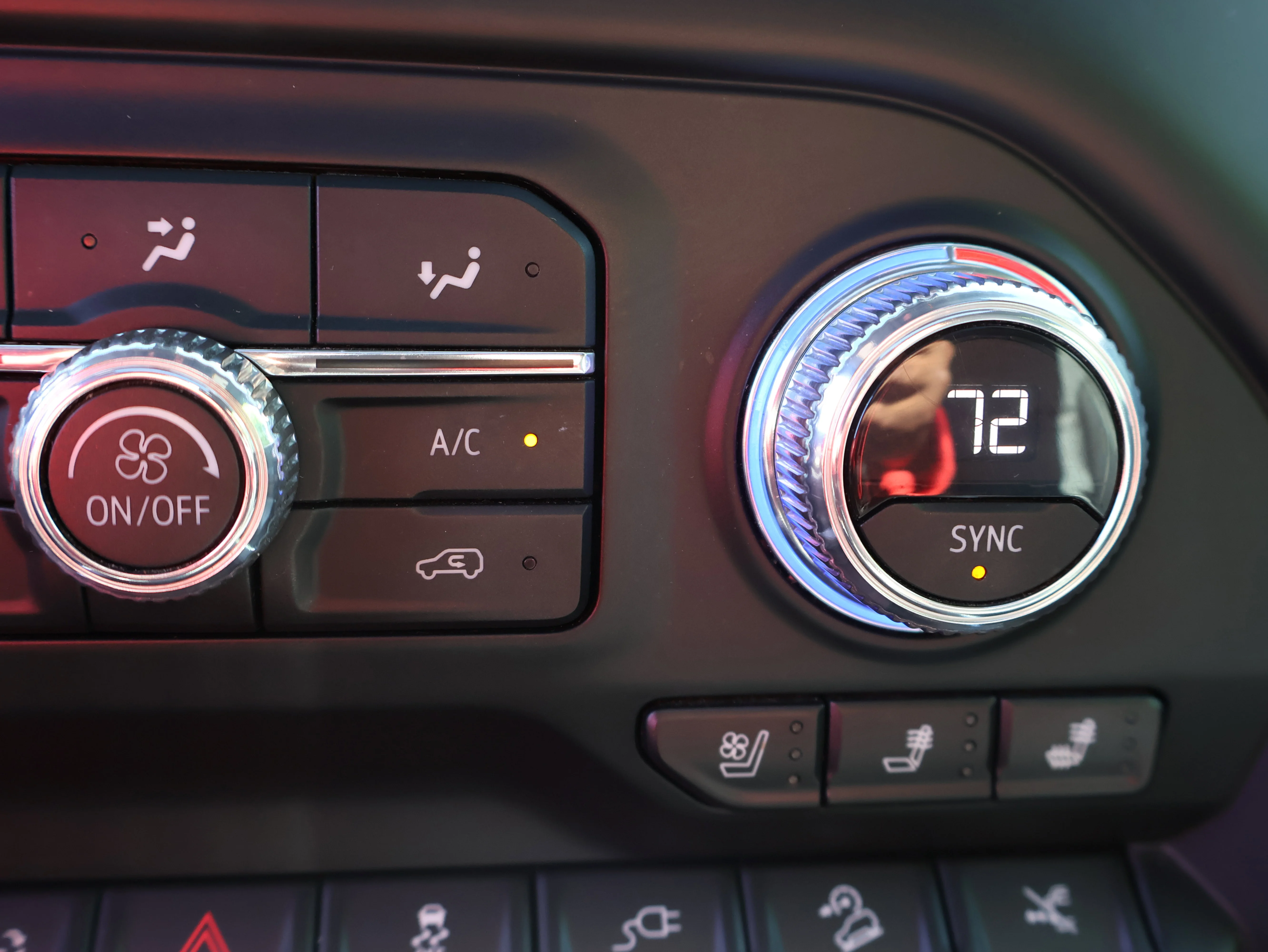 Used 2019 White Frost Tricoat GMC Denali image 31