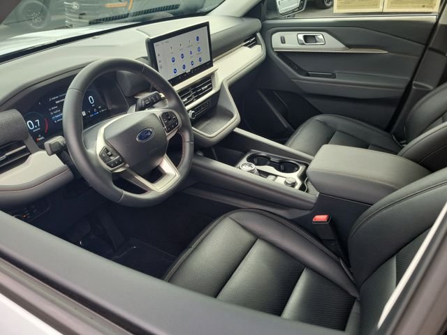 Used 2026 Space White Metallic Ford Active image 3