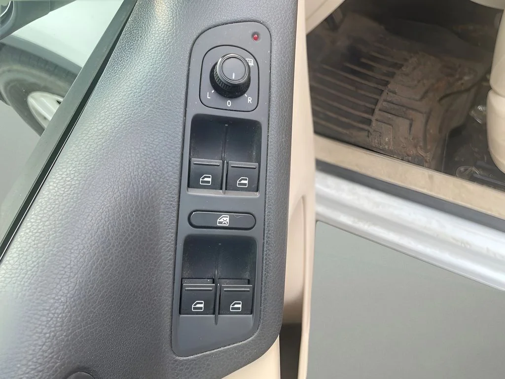 Used 2016 White Volkswagen SE image 18