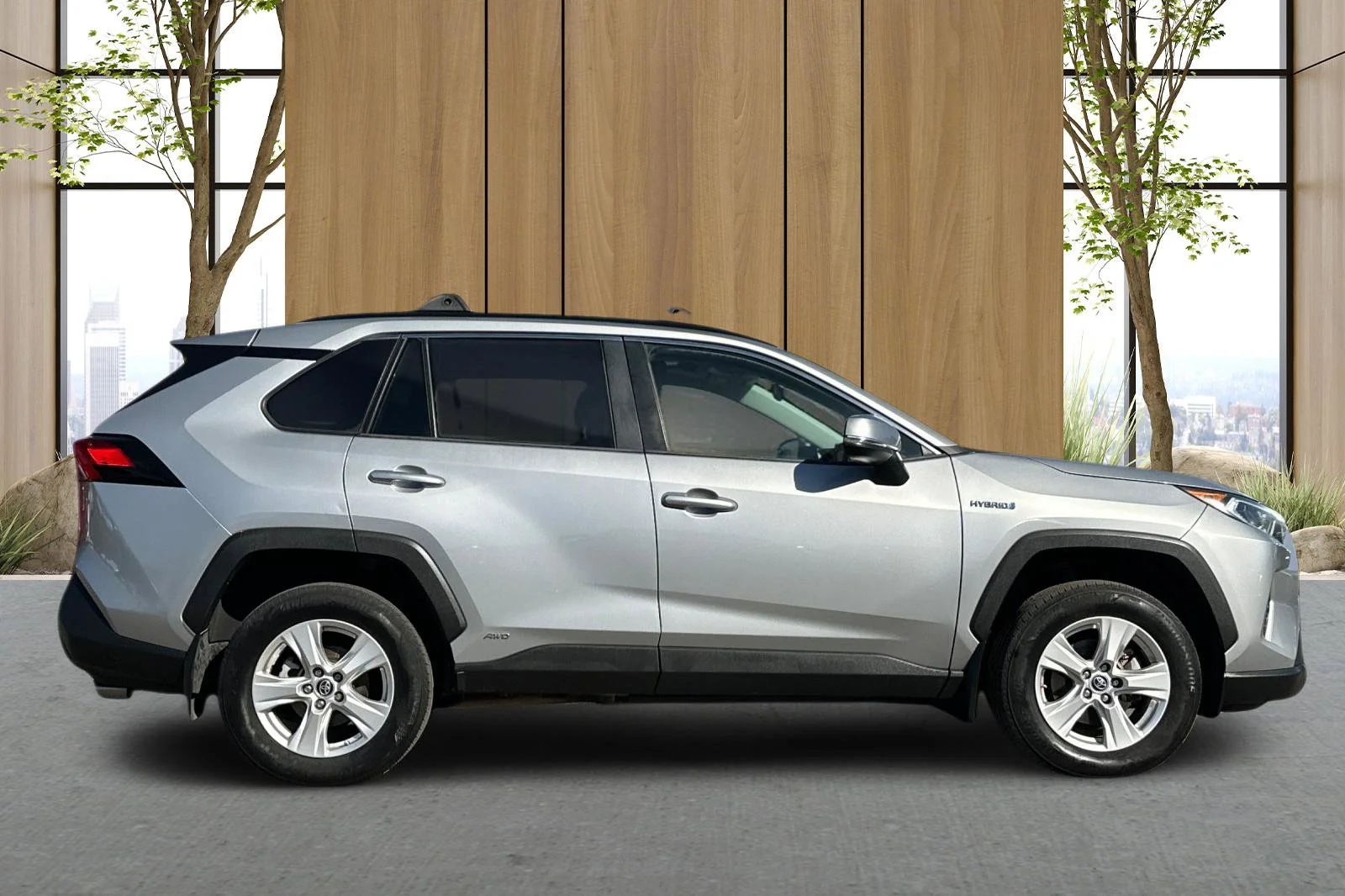 Used 2019 Silver Toyota XLE image 3