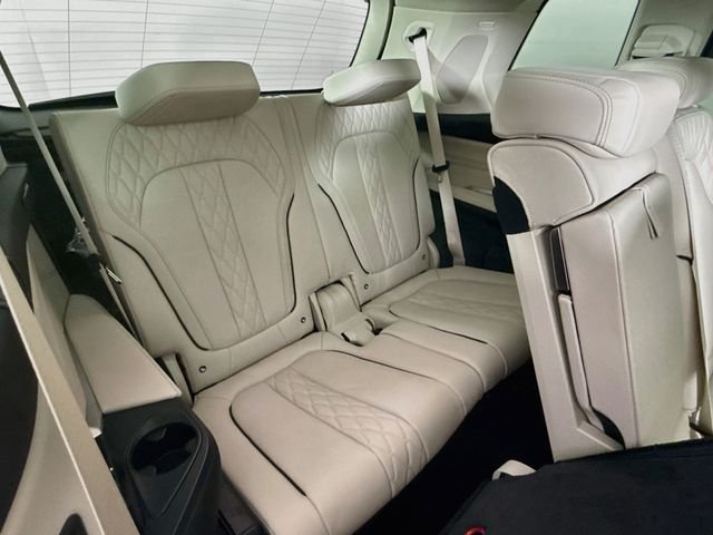 Used 2027 White Metallic BMW xDrive40i image 28