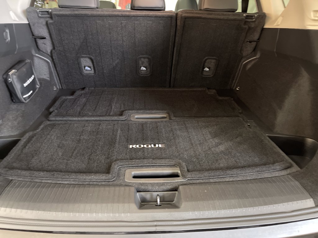 Used 2023  Nissan SL image 30