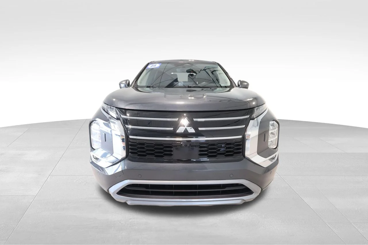 Used 2025 Gray Mitsubishi SE image 7