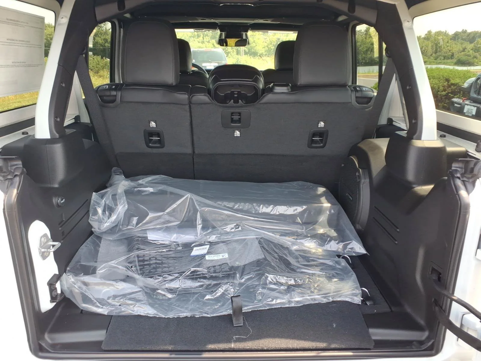 New 2026 Bright White Clear-Coat Exterior Paint Jeep Sahara image 18