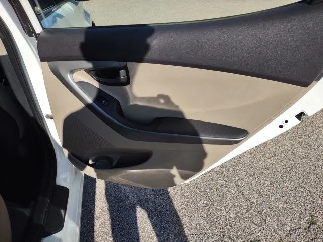 Used 2016 Quartz White Pearl Hyundai SE image 18
