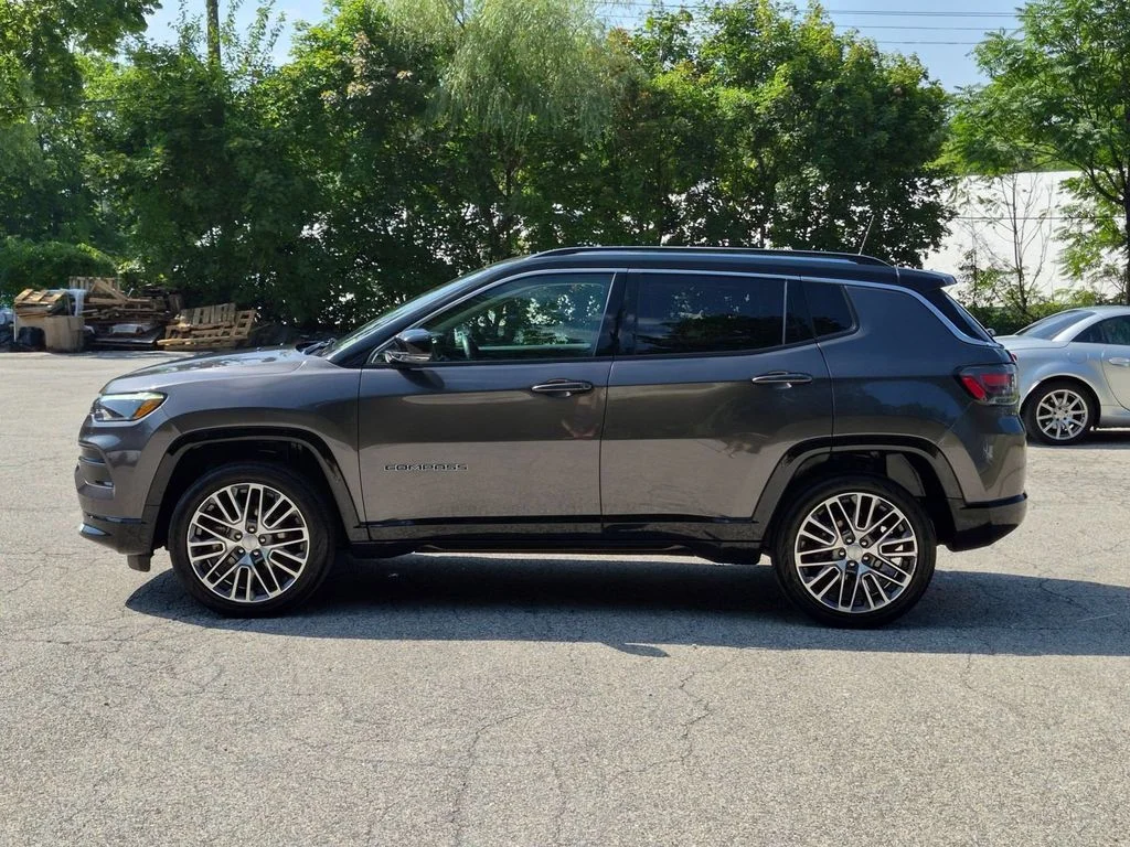 Used 2022 Gray Jeep Limited image 9