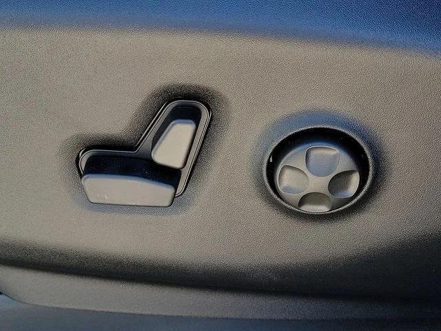 New 2026 Bright White Clear-Coat Exterior Paint Chrysler Select image 13