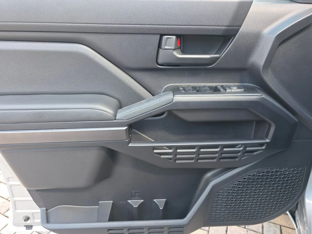 Used 2025  Toyota SR5 image 27