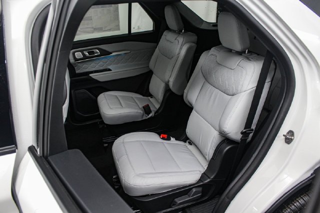 New 2027 Star White Metallic Tri-Coat Ford Platinum™ image 12