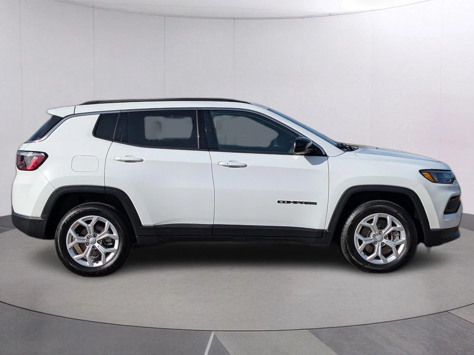 Used 2024 Bright White Clearcoat Jeep Latitude image 6