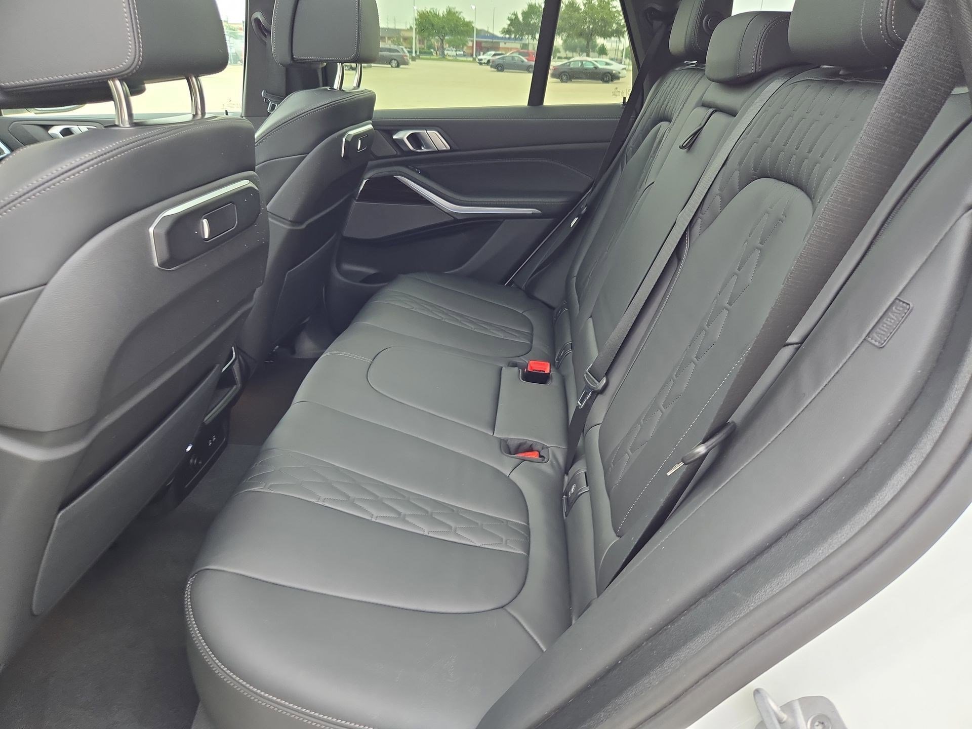 Used 2025 Alpine White BMW xDrive50e image 28