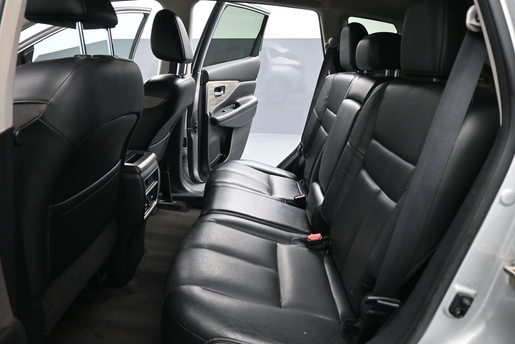 Used 2016 Silver Nissan SL image 18