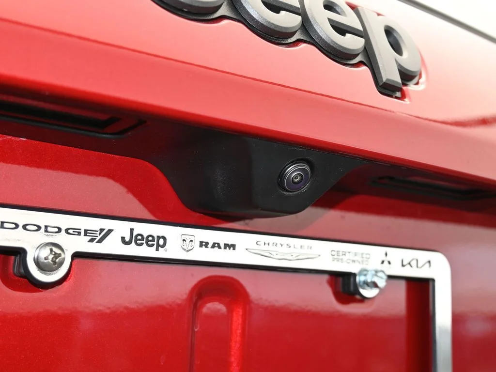 New 2026 Red Hot Pearlcoat Jeep Latitude image 30