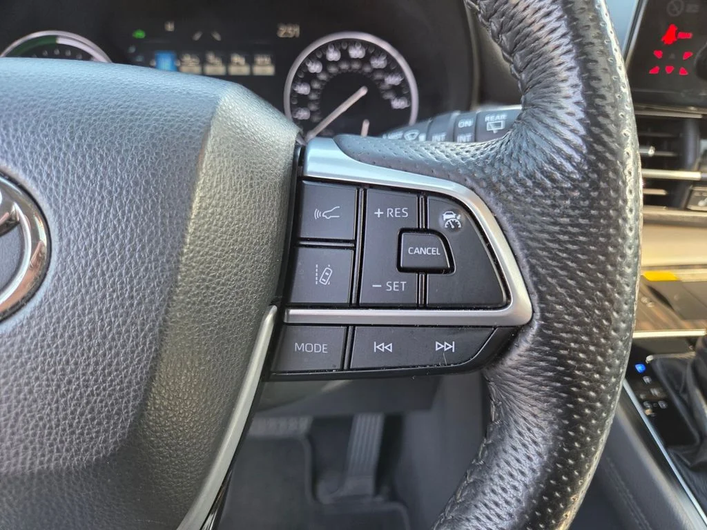 Used 2021  Toyota Limited image 33