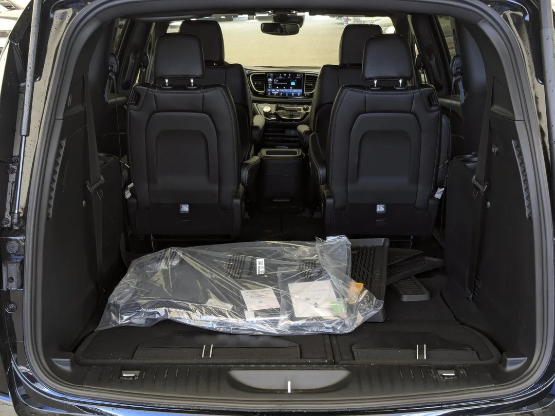 New 2026 Black Chrysler Select - - FWD - 360 Camera - FAV Edition - Power Liftgate - Remote Start & More! image 27