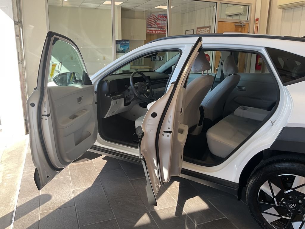 Used 2025 White Hyundai SEL image 10