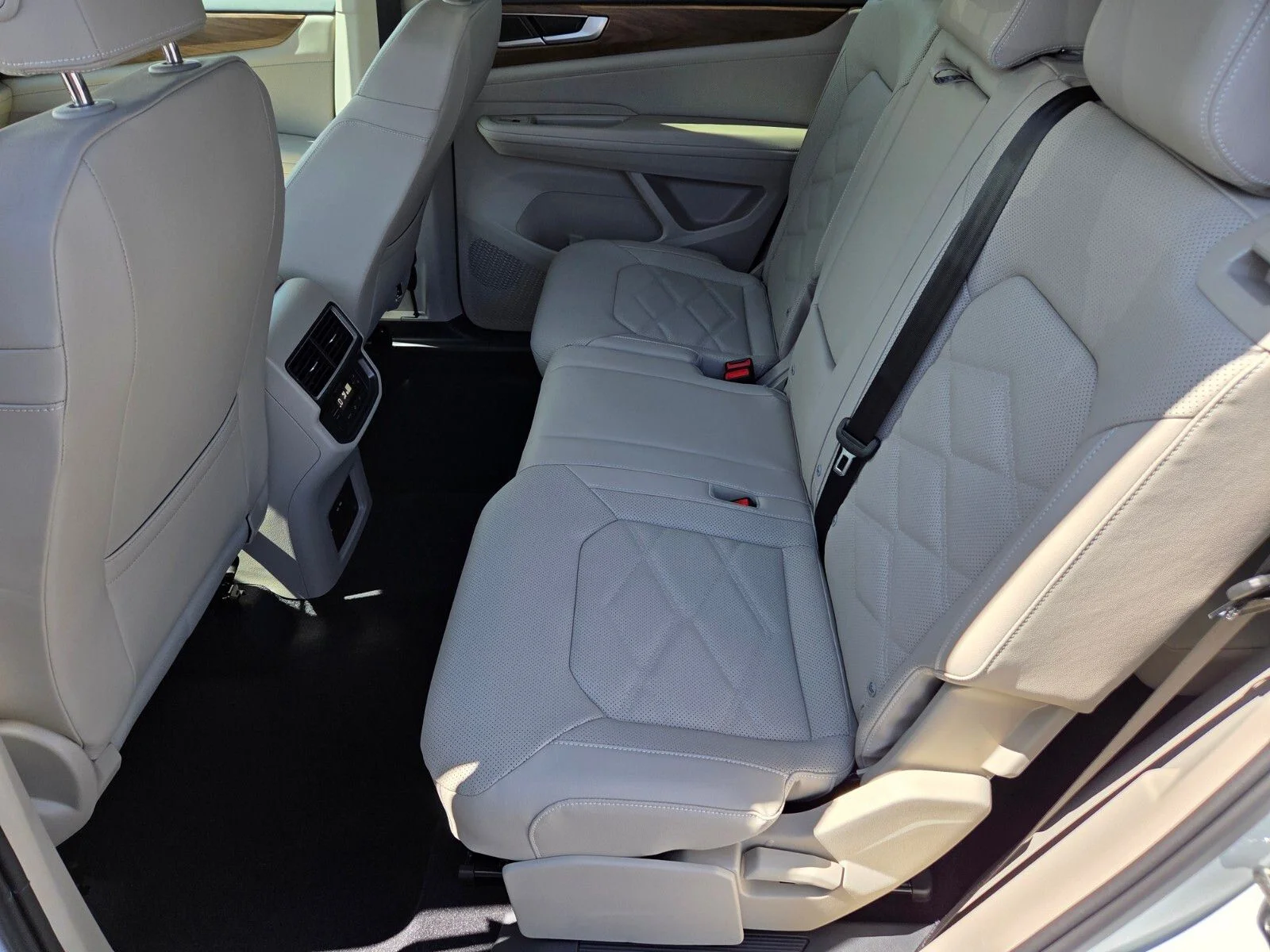 New 2026 White Volkswagen 2.0T SE w/Technology image 8